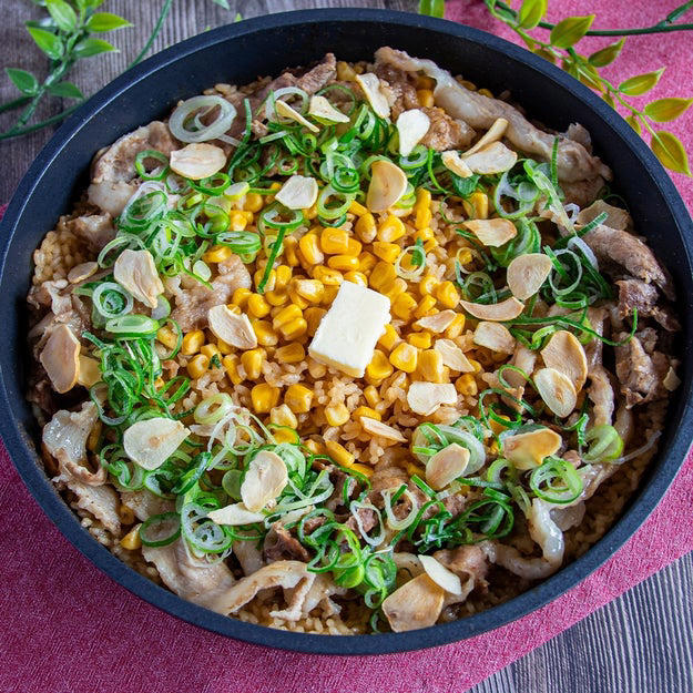 春キャベツとベーコンのバターめんつゆうどん, 【春キャベツ1/4個使い切り】フライパン1つで10分！バターとめんつゆで味が決まる簡単うどんレシピ, バターしょうゆパスタ, 【新玉ねぎ、またサラダだけ？】甘みを引き立てる「バターしょうゆパスタ」の簡単レシピ, ワンパンお肉ごはん, 【ご飯炊き忘れた？むしろ大正解】フライパンに米と肉をドーン！家族が無言で食べ続けるワンパンお肉ごはん