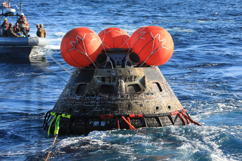 大気圏再突入から着水までは13分間, 再突入の飛行経路は今回限定の短縮バージョン, 推進システム内部でヘリウムがリーク 帰還には影響なしの判断, 万全の態勢で臨む着水と帰還後のスケジュール