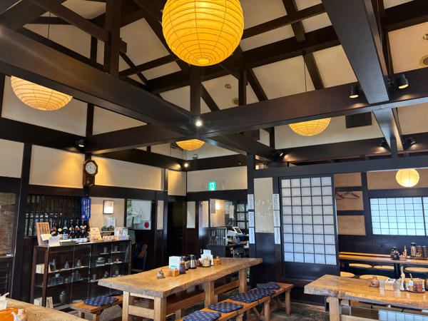 里山エリアの旨いうどん屋『すじかま』, 趣のあるおしゃれな店内にわくわく！, 何度行っても飽きなさそうな充実のメニュー数！, 初めて食べる『うどんの耳』？！, コシのある太麵が美味！, 柔らかホロホロのすじ肉が堪らない！, 見た目も美しいすだちうどん♪, 香川じゃなくても絶品！