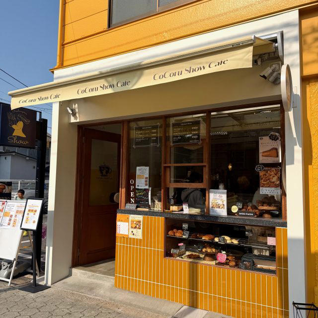 焼きたてパンをその場で楽しめる「Cocoru Show Cafe」, 朝におすすめ！満足度の高いブランチセット, POINT(1) 時間帯でメインのパンが変わる！, POINT(2) 焼きたてカットパン食べ放題！, 天王寺で楽しむ！焼きたてパンの贅沢モーニング