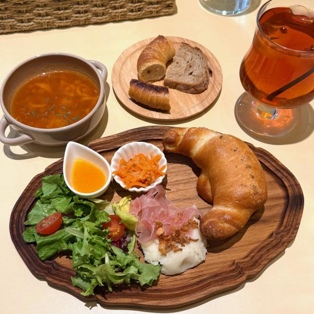 焼きたてパンをその場で楽しめる「Cocoru Show Cafe」, 朝におすすめ！満足度の高いブランチセット, POINT(1) 時間帯でメインのパンが変わる！, POINT(2) 焼きたてカットパン食べ放題！, 天王寺で楽しむ！焼きたてパンの贅沢モーニング