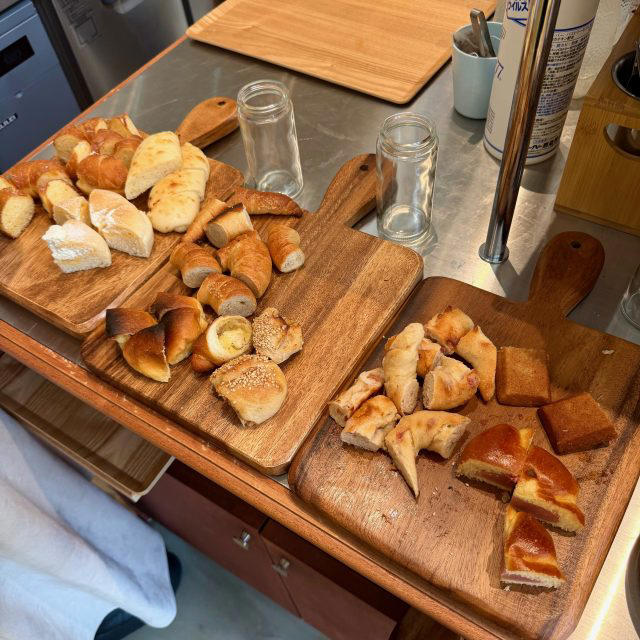 焼きたてパンをその場で楽しめる「Cocoru Show Cafe」, 朝におすすめ！満足度の高いブランチセット, POINT(1) 時間帯でメインのパンが変わる！, POINT(2) 焼きたてカットパン食べ放題！, 天王寺で楽しむ！焼きたてパンの贅沢モーニング