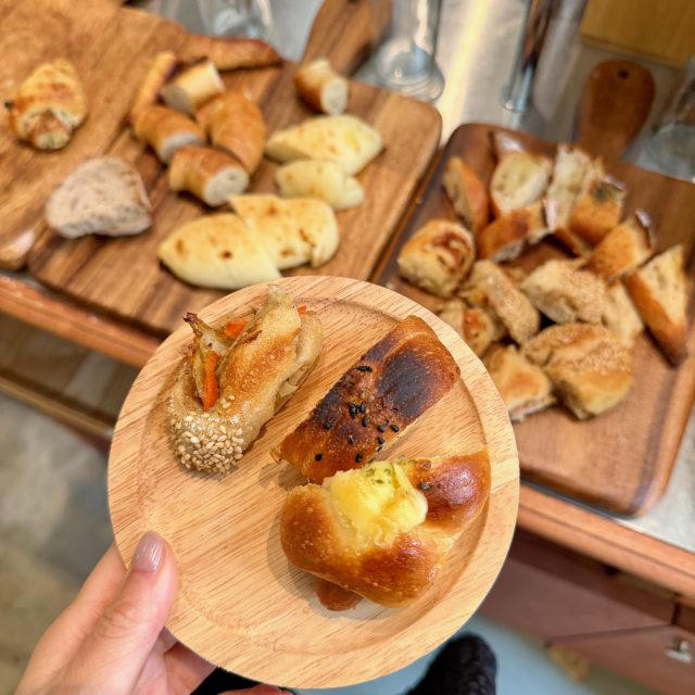 焼きたてパンをその場で楽しめる「Cocoru Show Cafe」, 朝におすすめ！満足度の高いブランチセット, POINT(1) 時間帯でメインのパンが変わる！, POINT(2) 焼きたてカットパン食べ放題！, 天王寺で楽しむ！焼きたてパンの贅沢モーニング