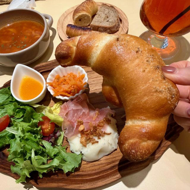 焼きたてパンをその場で楽しめる「Cocoru Show Cafe」, 朝におすすめ！満足度の高いブランチセット, POINT(1) 時間帯でメインのパンが変わる！, POINT(2) 焼きたてカットパン食べ放題！, 天王寺で楽しむ！焼きたてパンの贅沢モーニング