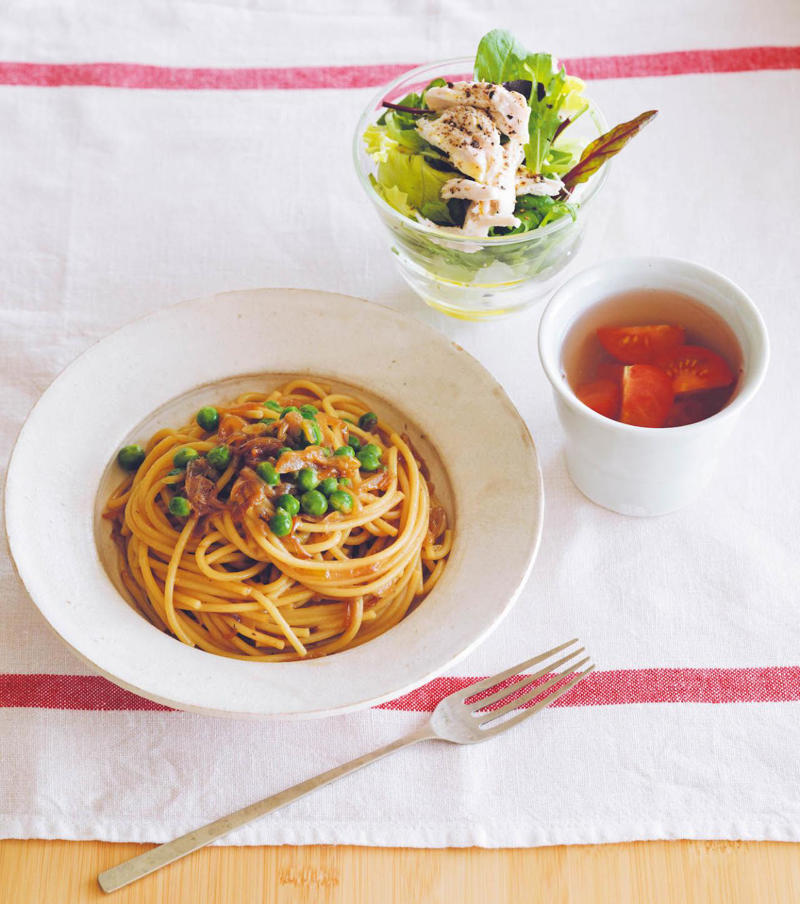 1日目の昼ごはん, 【ゆで鶏のゆで汁でトマトスープ】ナンプラーでうまみを足してスープに, 【グリンピースと飴色玉ねぎのスパゲッティ】じっくり炒めた新玉ねぎで味に奥行きを, 【ゆで鶏入りグリーンサラダ】しっとりした鶏肉と葉野菜が好相性