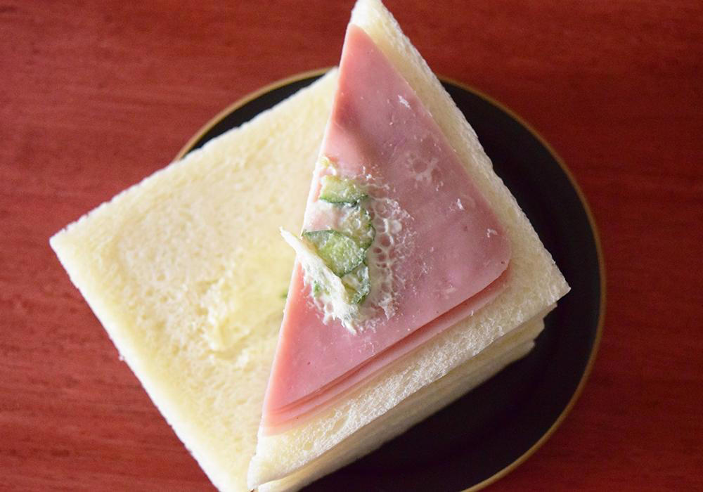 最も重量があるのはセブン-イレブン「ジューシーハム」, ファミリーマート「ジューシーハム」320円（税込）実食レポ, セブン-イレブン「ジューシーハム」356円（税込）実食レポ, ローソン「ハムサンド」343円（税込）実食レポ, ハムの量を重視するならばローソン「ハムサンド」がおすすめ