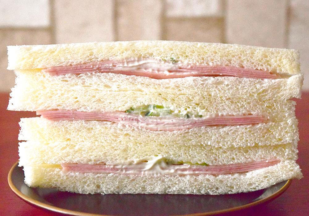 最も重量があるのはセブン-イレブン「ジューシーハム」, ファミリーマート「ジューシーハム」320円（税込）実食レポ, セブン-イレブン「ジューシーハム」356円（税込）実食レポ, ローソン「ハムサンド」343円（税込）実食レポ, ハムの量を重視するならばローソン「ハムサンド」がおすすめ
