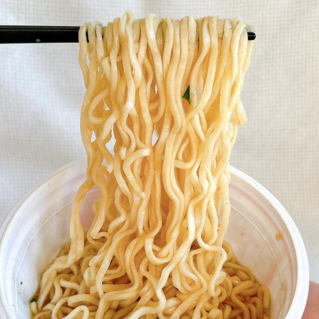 リュウジさんが監修した、ニンニクたっぷりのカップ麺を買ってみました！, “ニンニクマシマシ”になった、サッポロ一番の醤油味です。, ガーリックチップがたっぷりのっています。, スープは、コク深さがありながら飽きのこない味わいです！, 麺は1.2倍に増量されていて、食べ応えがあります。, ニンニク好きにはたまらない1杯です！