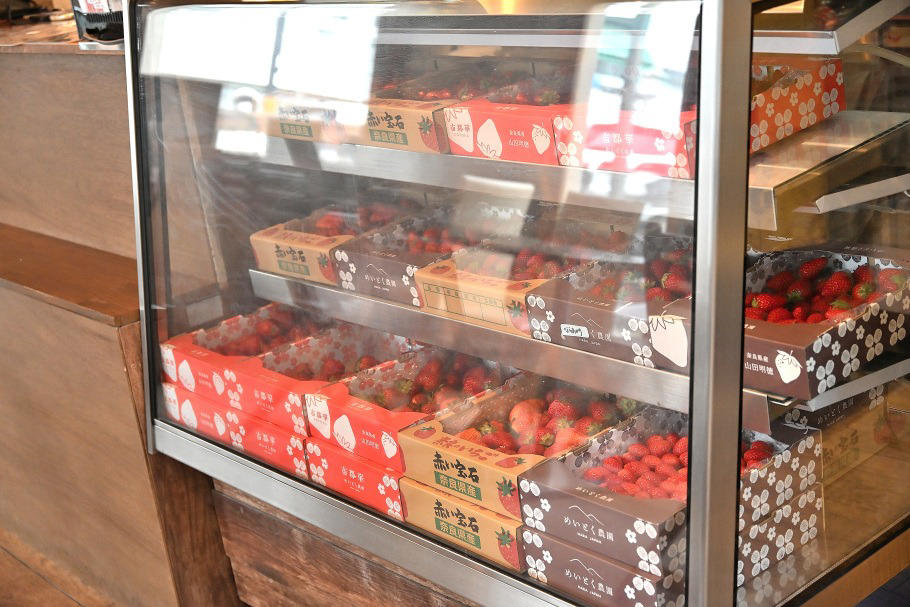 めいとく農園の古都華に惚れて。店主・三輪さんの尽きない「いちご愛」, 看板メニュー「4種食べ比べクレープ」！2パック分のいちごに溺れる, 奈良散策のお供に。新登場「ライトクレープ」と100%いちごドリンク, 観光しながら待つ。奈良の休日を彩る至福のいちご時間