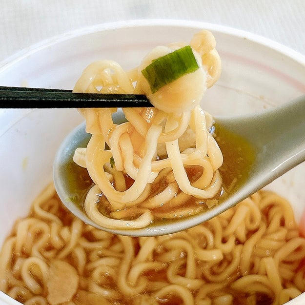リュウジさんが監修した、ニンニクたっぷりのカップ麺を買ってみました！, “ニンニクマシマシ”になった、サッポロ一番の醤油味です。, ガーリックチップがたっぷりのっています。, スープは、コク深さがありながら飽きのこない味わいです！, 麺は1.2倍に増量されていて、食べ応えがあります。, ニンニク好きにはたまらない1杯です！