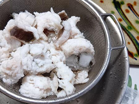 ■魚一匹まるごとの状態で販売されていることも多く、珍しい魚を見ることができるのも楽しいポイントです。天然魚もたくさん並んでいて、見ているだけでもワクワクします。, ■家族で魚を観察して購入できる、とっても楽しい空間なんです！, ■ハモ（鱧）は養殖がとても難しく、ほとんどが天然ものです。, ■2パックで購入すると2500円など、やはり沢山入手するとお安くなるようですね！, ■見てください！切り分けてみた切り身です。食べる前から、美味しいのが分かります。, ■ 食べ方のおすすめ, ■半額だった天然の本まぐろのサクも一緒に購入してまぐろ丼にして頂きました。, ■他にも、フグなども入手できますよ！, ■大阪といえばフグですが、こちらのお店ではフグや白子なども並んでいました。, ■カニなどの海産物もあり、見ているだけでも楽しめるラインナップです。, ■鮮度抜群の天然魚が手に入ります。ぜひ一度、足を運んで実際に見てみてくださいね。