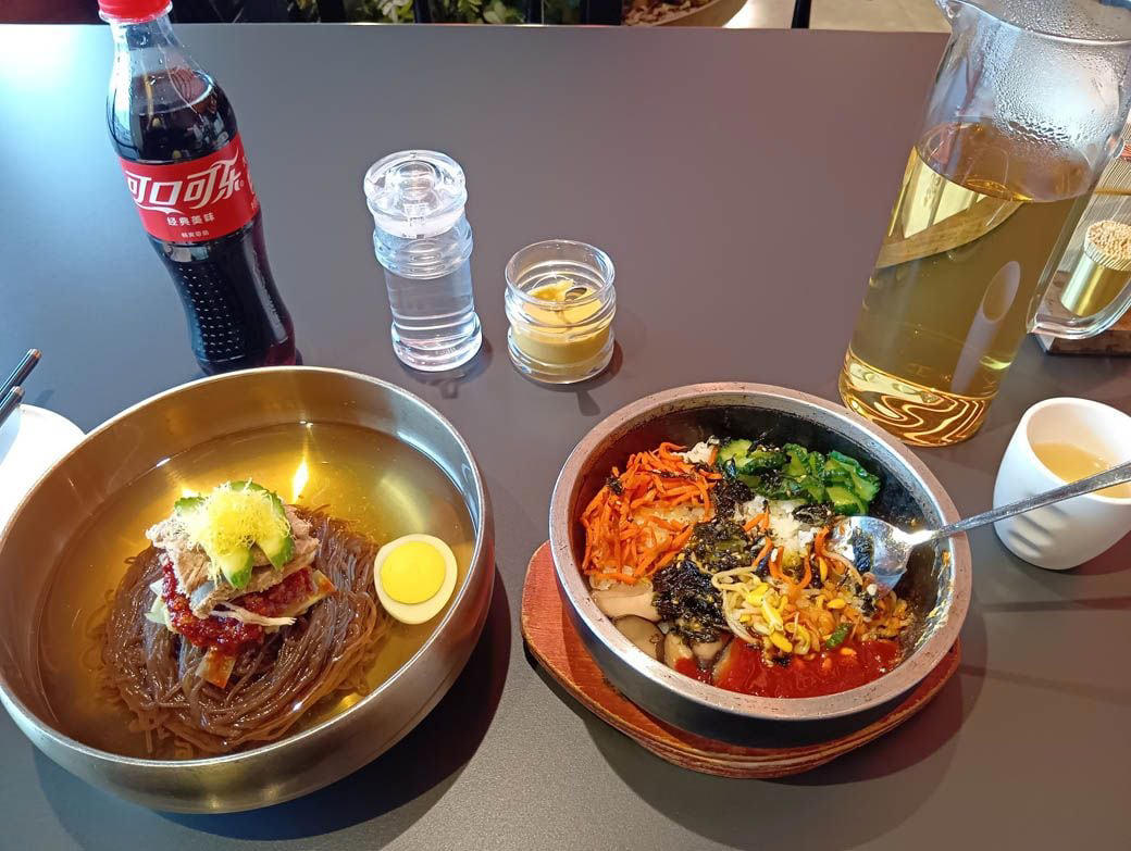 日本に「本場の北朝鮮冷麺」が誕生したワケ,  東京駅から約50分。いざ冬の平日に行列のできる人気店へ… , さっそく北朝鮮冷麺を注文, 千葉の北朝鮮冷麺。初めて食べた忖度のない感想, 老若男女が楽しめる、優しい一杯, 美味しい北朝鮮冷麵以外に、筆者が頂戴したもの