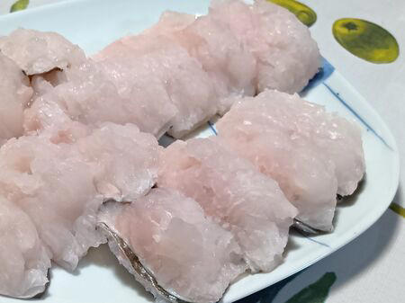 ■魚一匹まるごとの状態で販売されていることも多く、珍しい魚を見ることができるのも楽しいポイントです。天然魚もたくさん並んでいて、見ているだけでもワクワクします。, ■家族で魚を観察して購入できる、とっても楽しい空間なんです！, ■ハモ（鱧）は養殖がとても難しく、ほとんどが天然ものです。, ■2パックで購入すると2500円など、やはり沢山入手するとお安くなるようですね！, ■見てください！切り分けてみた切り身です。食べる前から、美味しいのが分かります。, ■ 食べ方のおすすめ, ■半額だった天然の本まぐろのサクも一緒に購入してまぐろ丼にして頂きました。, ■他にも、フグなども入手できますよ！, ■大阪といえばフグですが、こちらのお店ではフグや白子なども並んでいました。, ■カニなどの海産物もあり、見ているだけでも楽しめるラインナップです。, ■鮮度抜群の天然魚が手に入ります。ぜひ一度、足を運んで実際に見てみてくださいね。