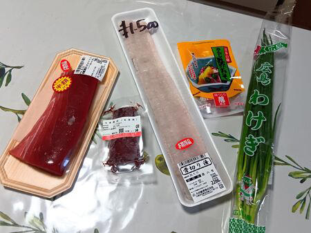 ■魚一匹まるごとの状態で販売されていることも多く、珍しい魚を見ることができるのも楽しいポイントです。天然魚もたくさん並んでいて、見ているだけでもワクワクします。, ■家族で魚を観察して購入できる、とっても楽しい空間なんです！, ■ハモ（鱧）は養殖がとても難しく、ほとんどが天然ものです。, ■2パックで購入すると2500円など、やはり沢山入手するとお安くなるようですね！, ■見てください！切り分けてみた切り身です。食べる前から、美味しいのが分かります。, ■ 食べ方のおすすめ, ■半額だった天然の本まぐろのサクも一緒に購入してまぐろ丼にして頂きました。, ■他にも、フグなども入手できますよ！, ■大阪といえばフグですが、こちらのお店ではフグや白子なども並んでいました。, ■カニなどの海産物もあり、見ているだけでも楽しめるラインナップです。, ■鮮度抜群の天然魚が手に入ります。ぜひ一度、足を運んで実際に見てみてくださいね。