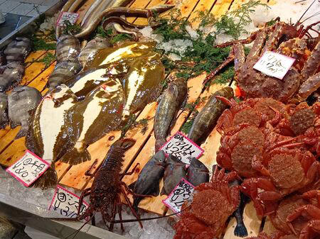 ■魚一匹まるごとの状態で販売されていることも多く、珍しい魚を見ることができるのも楽しいポイントです。天然魚もたくさん並んでいて、見ているだけでもワクワクします。, ■家族で魚を観察して購入できる、とっても楽しい空間なんです！, ■ハモ（鱧）は養殖がとても難しく、ほとんどが天然ものです。, ■2パックで購入すると2500円など、やはり沢山入手するとお安くなるようですね！, ■見てください！切り分けてみた切り身です。食べる前から、美味しいのが分かります。, ■ 食べ方のおすすめ, ■半額だった天然の本まぐろのサクも一緒に購入してまぐろ丼にして頂きました。, ■他にも、フグなども入手できますよ！, ■大阪といえばフグですが、こちらのお店ではフグや白子なども並んでいました。, ■カニなどの海産物もあり、見ているだけでも楽しめるラインナップです。, ■鮮度抜群の天然魚が手に入ります。ぜひ一度、足を運んで実際に見てみてくださいね。