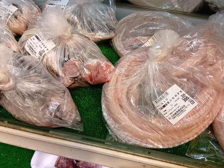 ■魚一匹まるごとの状態で販売されていることも多く、珍しい魚を見ることができるのも楽しいポイントです。天然魚もたくさん並んでいて、見ているだけでもワクワクします。, ■家族で魚を観察して購入できる、とっても楽しい空間なんです！, ■ハモ（鱧）は養殖がとても難しく、ほとんどが天然ものです。, ■2パックで購入すると2500円など、やはり沢山入手するとお安くなるようですね！, ■見てください！切り分けてみた切り身です。食べる前から、美味しいのが分かります。, ■ 食べ方のおすすめ, ■半額だった天然の本まぐろのサクも一緒に購入してまぐろ丼にして頂きました。, ■他にも、フグなども入手できますよ！, ■大阪といえばフグですが、こちらのお店ではフグや白子なども並んでいました。, ■カニなどの海産物もあり、見ているだけでも楽しめるラインナップです。, ■鮮度抜群の天然魚が手に入ります。ぜひ一度、足を運んで実際に見てみてくださいね。