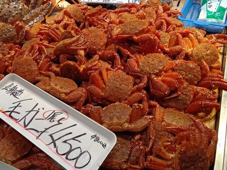 ■魚一匹まるごとの状態で販売されていることも多く、珍しい魚を見ることができるのも楽しいポイントです。天然魚もたくさん並んでいて、見ているだけでもワクワクします。, ■家族で魚を観察して購入できる、とっても楽しい空間なんです！, ■ハモ（鱧）は養殖がとても難しく、ほとんどが天然ものです。, ■2パックで購入すると2500円など、やはり沢山入手するとお安くなるようですね！, ■見てください！切り分けてみた切り身です。食べる前から、美味しいのが分かります。, ■ 食べ方のおすすめ, ■半額だった天然の本まぐろのサクも一緒に購入してまぐろ丼にして頂きました。, ■他にも、フグなども入手できますよ！, ■大阪といえばフグですが、こちらのお店ではフグや白子なども並んでいました。, ■カニなどの海産物もあり、見ているだけでも楽しめるラインナップです。, ■鮮度抜群の天然魚が手に入ります。ぜひ一度、足を運んで実際に見てみてくださいね。