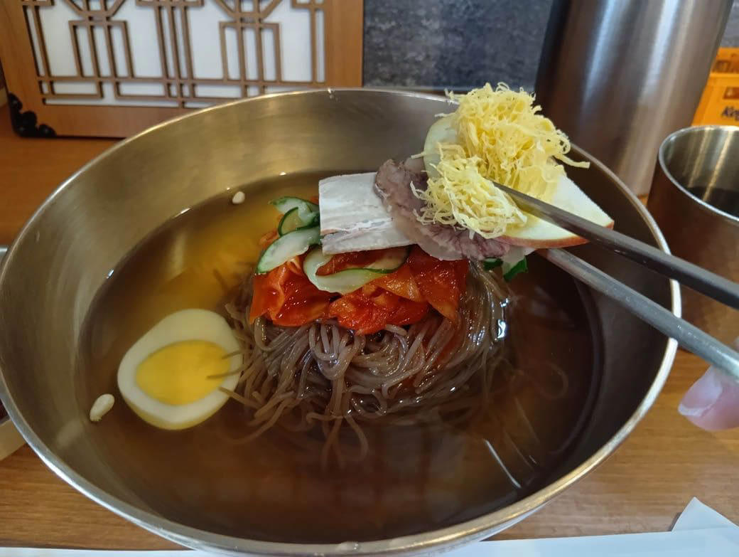 日本に「本場の北朝鮮冷麺」が誕生したワケ,  東京駅から約50分。いざ冬の平日に行列のできる人気店へ… , さっそく北朝鮮冷麺を注文, 千葉の北朝鮮冷麺。初めて食べた忖度のない感想, 老若男女が楽しめる、優しい一杯, 美味しい北朝鮮冷麵以外に、筆者が頂戴したもの
