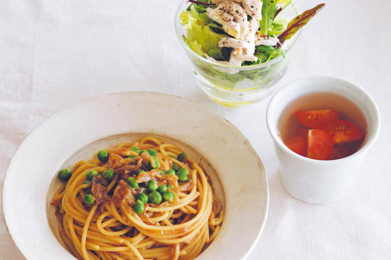 1日目の昼ごはん, 【ゆで鶏のゆで汁でトマトスープ】ナンプラーでうまみを足してスープに, 【グリンピースと飴色玉ねぎのスパゲッティ】じっくり炒めた新玉ねぎで味に奥行きを, 【ゆで鶏入りグリーンサラダ】しっとりした鶏肉と葉野菜が好相性