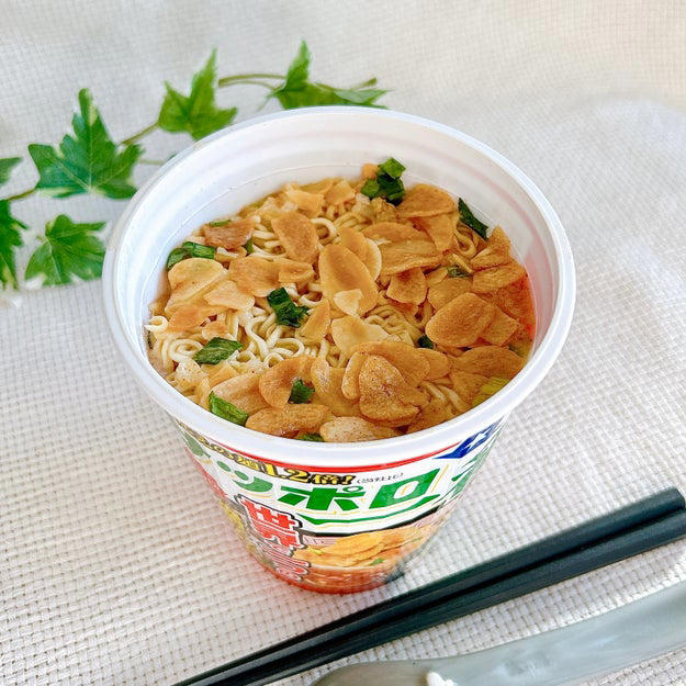 リュウジさんが監修した、ニンニクたっぷりのカップ麺を買ってみました！, “ニンニクマシマシ”になった、サッポロ一番の醤油味です。, ガーリックチップがたっぷりのっています。, スープは、コク深さがありながら飽きのこない味わいです！, 麺は1.2倍に増量されていて、食べ応えがあります。, ニンニク好きにはたまらない1杯です！