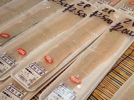 ■魚一匹まるごとの状態で販売されていることも多く、珍しい魚を見ることができるのも楽しいポイントです。天然魚もたくさん並んでいて、見ているだけでもワクワクします。, ■家族で魚を観察して購入できる、とっても楽しい空間なんです！, ■ハモ（鱧）は養殖がとても難しく、ほとんどが天然ものです。, ■2パックで購入すると2500円など、やはり沢山入手するとお安くなるようですね！, ■見てください！切り分けてみた切り身です。食べる前から、美味しいのが分かります。, ■ 食べ方のおすすめ, ■半額だった天然の本まぐろのサクも一緒に購入してまぐろ丼にして頂きました。, ■他にも、フグなども入手できますよ！, ■大阪といえばフグですが、こちらのお店ではフグや白子なども並んでいました。, ■カニなどの海産物もあり、見ているだけでも楽しめるラインナップです。, ■鮮度抜群の天然魚が手に入ります。ぜひ一度、足を運んで実際に見てみてくださいね。