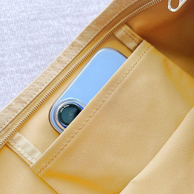 コメダのオンラインショップで、便利なサコッシュを見つけました！, 小さくたためるから、持ち運ぶのが楽ちん！, 簡単にたためるのも高ポイント。, コーヒー染めのナチュラルな雰囲気もお気に入りです。, マチが無くても、荷物がたっぷり入ります！, ポケットのサイズ感が良く、使いやすい！, 自分好みの長さで使えますよ。, バッグに忍ばせておくと、大活躍してくれます！