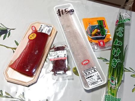 ■活魚センター大昌 (だいしょう)は、一般的な飲食店というより、プロ向けの活魚・高級食材の卸業者ですが、一般の人も購入できます。, ■今回ようやく足を運び、入店～！→日本最大級クラスの水槽設備を備え、魚を活きたまま管理・流通だって！→思ったよりも凄かった！, ■水槽には、私も大好きな天然魚の「ハモ」が！, ■大阪といえば、ふぐ！, ■わ～！沢山の魚！これは、綺麗な赤い魚のキンメ！よく食べていますよ→ほっけ！, ■イセエビ！このイセエビ生きてるよぅ！, ■うなぎもうごめいています！なんだか、気色悪いっ。, ■飲食店や料理人が仕入れに訪れるほどの高品質な食材を扱う、まさに“料理人のための魚のテーマパーク”のような存在！, ■料理人だけでなく、我が家のような一般の家族でも、魚をじっくり観察しながら購入できる、とても楽しい空間です！, ■魚一匹まるごとの状態で販売されていることも多く、珍しい魚を見ることができるのも楽しいポイントです。天然魚もたくさん並んでいて、見ているだけでもワクワクします。, ■ハモを天然魚として買ってみることに！, ■天然魚を買うミッション！１つ目の魚はハモに決定～！, ■店内を見てまわると、半額シールのお品のサーモンやまぐろを発見！, ■天然魚の本マグロです！宮崎産の天然本マグロを買ったよ！天然魚を買うミッション２つ目の魚です、成功～！, ■買って帰りまして、ハモは夕ご飯に食べるので冷蔵庫へ, ■天然の本まぐろだけで、シンプルにまぐろ丼を作ります。１０分で完成です！, ■楽しいし、美味しいし、色んな意味で、ミッション成功後の「天然本まぐろのまぐろ丼」最高です！！！, ■追加です！夕飯に食べた、サッと茹でて食べたハモですが、めちゃ旨～！！！