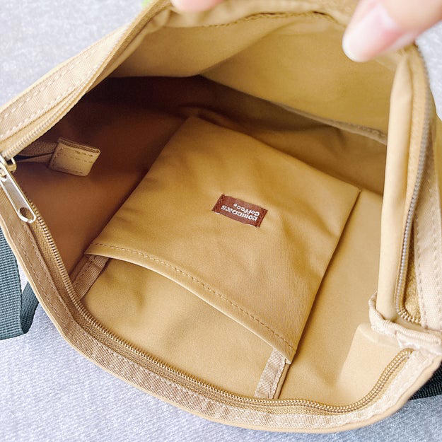 コメダのオンラインショップで、便利なサコッシュを見つけました！, 小さくたためるから、持ち運ぶのが楽ちん！, 簡単にたためるのも高ポイント。, コーヒー染めのナチュラルな雰囲気もお気に入りです。, マチが無くても、荷物がたっぷり入ります！, ポケットのサイズ感が良く、使いやすい！, 自分好みの長さで使えますよ。, バッグに忍ばせておくと、大活躍してくれます！