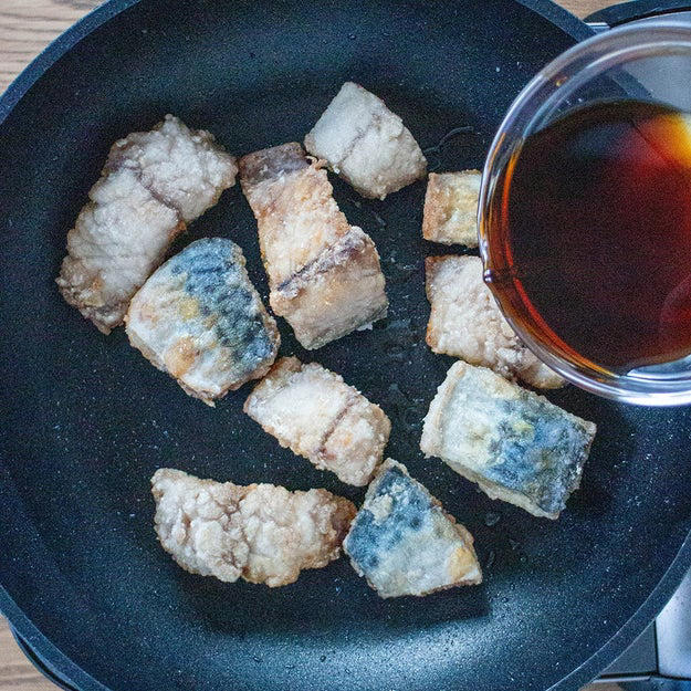 作り方：① サバは骨を抜き、食べやすい大きさに切る。 ポリ袋にサバと【A】を入れ、軽くもんでなじませる。, ② ①に片栗粉をまんべんなく、薄くまぶす。, ③ フライパンに油（分量外、大さじ2）を引き、中火で熱し、②を並べて焼く。火が通ったら【B】を加え、たれにとろみがつき、全体に照りが出るまで煮絡める。器に盛り付けて、白いりごまを散らしたら、完成！, ⚠️失敗しないためのコツやポイント, ❓よくある質問（FAQ）