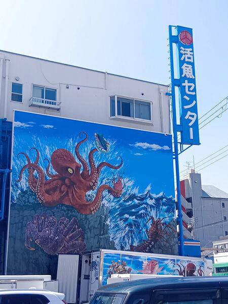 ■活魚センター大昌 (だいしょう)は、一般的な飲食店というより、プロ向けの活魚・高級食材の卸業者ですが、一般の人も購入できます。, ■今回ようやく足を運び、入店～！→日本最大級クラスの水槽設備を備え、魚を活きたまま管理・流通だって！→思ったよりも凄かった！, ■水槽には、私も大好きな天然魚の「ハモ」が！, ■大阪といえば、ふぐ！, ■わ～！沢山の魚！これは、綺麗な赤い魚のキンメ！よく食べていますよ→ほっけ！, ■イセエビ！このイセエビ生きてるよぅ！, ■うなぎもうごめいています！なんだか、気色悪いっ。, ■飲食店や料理人が仕入れに訪れるほどの高品質な食材を扱う、まさに“料理人のための魚のテーマパーク”のような存在！, ■料理人だけでなく、我が家のような一般の家族でも、魚をじっくり観察しながら購入できる、とても楽しい空間です！, ■魚一匹まるごとの状態で販売されていることも多く、珍しい魚を見ることができるのも楽しいポイントです。天然魚もたくさん並んでいて、見ているだけでもワクワクします。, ■ハモを天然魚として買ってみることに！, ■天然魚を買うミッション！１つ目の魚はハモに決定～！, ■店内を見てまわると、半額シールのお品のサーモンやまぐろを発見！, ■天然魚の本マグロです！宮崎産の天然本マグロを買ったよ！天然魚を買うミッション２つ目の魚です、成功～！, ■買って帰りまして、ハモは夕ご飯に食べるので冷蔵庫へ, ■天然の本まぐろだけで、シンプルにまぐろ丼を作ります。１０分で完成です！, ■楽しいし、美味しいし、色んな意味で、ミッション成功後の「天然本まぐろのまぐろ丼」最高です！！！, ■追加です！夕飯に食べた、サッと茹でて食べたハモですが、めちゃ旨～！！！
