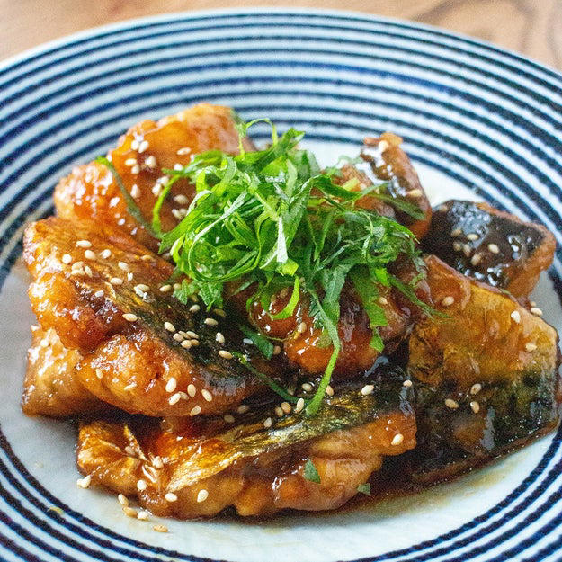 作り方：① サバは骨を抜き、食べやすい大きさに切る。 ポリ袋にサバと【A】を入れ、軽くもんでなじませる。, ② ①に片栗粉をまんべんなく、薄くまぶす。, ③ フライパンに油（分量外、大さじ2）を引き、中火で熱し、②を並べて焼く。火が通ったら【B】を加え、たれにとろみがつき、全体に照りが出るまで煮絡める。器に盛り付けて、白いりごまを散らしたら、完成！, ⚠️失敗しないためのコツやポイント, ❓よくある質問（FAQ）