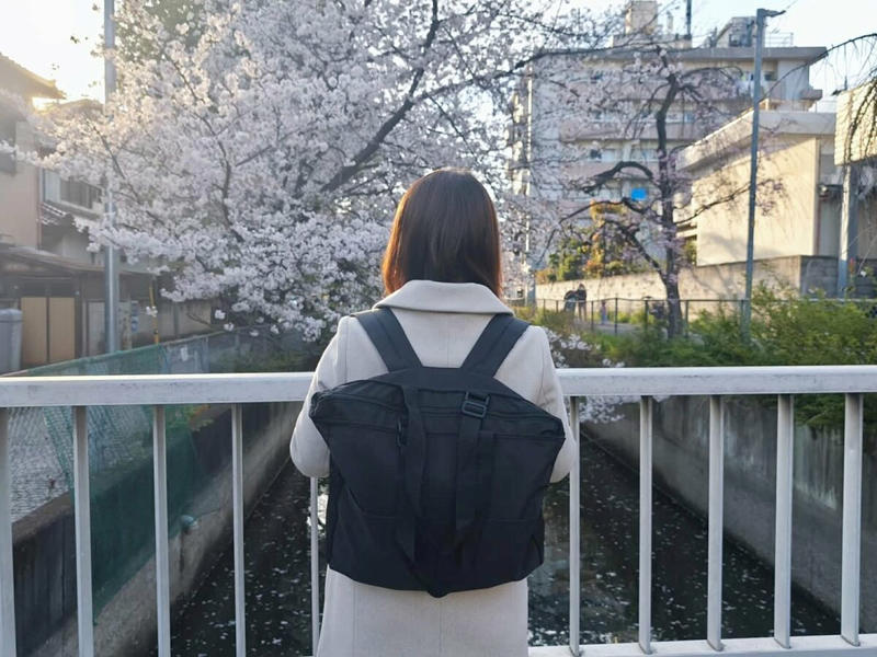 1：「撥水加工×濃い色」で“お手入れ”をラクに, 2：「ポケット多め」が正解！探す時間をゼロに, 3：重くなったら「リュック」に変えて身軽に, 4：「コンパクト化」で収納スペースを節約