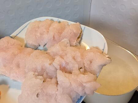 ■活魚センター大昌 (だいしょう)は、一般的な飲食店というより、プロ向けの活魚・高級食材の卸業者ですが、一般の人も購入できます。, ■今回ようやく足を運び、入店～！→日本最大級クラスの水槽設備を備え、魚を活きたまま管理・流通だって！→思ったよりも凄かった！, ■水槽には、私も大好きな天然魚の「ハモ」が！, ■大阪といえば、ふぐ！, ■わ～！沢山の魚！これは、綺麗な赤い魚のキンメ！よく食べていますよ→ほっけ！, ■イセエビ！このイセエビ生きてるよぅ！, ■うなぎもうごめいています！なんだか、気色悪いっ。, ■飲食店や料理人が仕入れに訪れるほどの高品質な食材を扱う、まさに“料理人のための魚のテーマパーク”のような存在！, ■料理人だけでなく、我が家のような一般の家族でも、魚をじっくり観察しながら購入できる、とても楽しい空間です！, ■魚一匹まるごとの状態で販売されていることも多く、珍しい魚を見ることができるのも楽しいポイントです。天然魚もたくさん並んでいて、見ているだけでもワクワクします。, ■ハモを天然魚として買ってみることに！, ■天然魚を買うミッション！１つ目の魚はハモに決定～！, ■店内を見てまわると、半額シールのお品のサーモンやまぐろを発見！, ■天然魚の本マグロです！宮崎産の天然本マグロを買ったよ！天然魚を買うミッション２つ目の魚です、成功～！, ■買って帰りまして、ハモは夕ご飯に食べるので冷蔵庫へ, ■天然の本まぐろだけで、シンプルにまぐろ丼を作ります。１０分で完成です！, ■楽しいし、美味しいし、色んな意味で、ミッション成功後の「天然本まぐろのまぐろ丼」最高です！！！, ■追加です！夕飯に食べた、サッと茹でて食べたハモですが、めちゃ旨～！！！