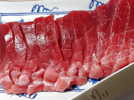 ■活魚センター大昌 (だいしょう)は、一般的な飲食店というより、プロ向けの活魚・高級食材の卸業者ですが、一般の人も購入できます。, ■今回ようやく足を運び、入店～！→日本最大級クラスの水槽設備を備え、魚を活きたまま管理・流通だって！→思ったよりも凄かった！, ■水槽には、私も大好きな天然魚の「ハモ」が！, ■大阪といえば、ふぐ！, ■わ～！沢山の魚！これは、綺麗な赤い魚のキンメ！よく食べていますよ→ほっけ！, ■イセエビ！このイセエビ生きてるよぅ！, ■うなぎもうごめいています！なんだか、気色悪いっ。, ■飲食店や料理人が仕入れに訪れるほどの高品質な食材を扱う、まさに“料理人のための魚のテーマパーク”のような存在！, ■料理人だけでなく、我が家のような一般の家族でも、魚をじっくり観察しながら購入できる、とても楽しい空間です！, ■魚一匹まるごとの状態で販売されていることも多く、珍しい魚を見ることができるのも楽しいポイントです。天然魚もたくさん並んでいて、見ているだけでもワクワクします。, ■ハモを天然魚として買ってみることに！, ■天然魚を買うミッション！１つ目の魚はハモに決定～！, ■店内を見てまわると、半額シールのお品のサーモンやまぐろを発見！, ■天然魚の本マグロです！宮崎産の天然本マグロを買ったよ！天然魚を買うミッション２つ目の魚です、成功～！, ■買って帰りまして、ハモは夕ご飯に食べるので冷蔵庫へ, ■天然の本まぐろだけで、シンプルにまぐろ丼を作ります。１０分で完成です！, ■楽しいし、美味しいし、色んな意味で、ミッション成功後の「天然本まぐろのまぐろ丼」最高です！！！, ■追加です！夕飯に食べた、サッと茹でて食べたハモですが、めちゃ旨～！！！