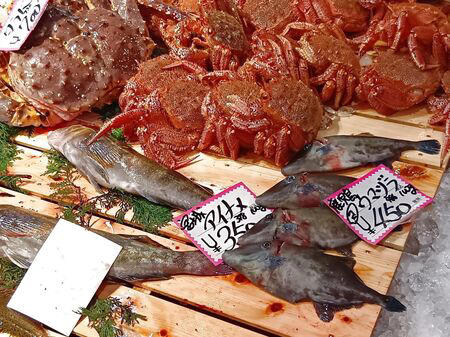■活魚センター大昌 (だいしょう)は、一般的な飲食店というより、プロ向けの活魚・高級食材の卸業者ですが、一般の人も購入できます。, ■今回ようやく足を運び、入店～！→日本最大級クラスの水槽設備を備え、魚を活きたまま管理・流通だって！→思ったよりも凄かった！, ■水槽には、私も大好きな天然魚の「ハモ」が！, ■大阪といえば、ふぐ！, ■わ～！沢山の魚！これは、綺麗な赤い魚のキンメ！よく食べていますよ→ほっけ！, ■イセエビ！このイセエビ生きてるよぅ！, ■うなぎもうごめいています！なんだか、気色悪いっ。, ■飲食店や料理人が仕入れに訪れるほどの高品質な食材を扱う、まさに“料理人のための魚のテーマパーク”のような存在！, ■料理人だけでなく、我が家のような一般の家族でも、魚をじっくり観察しながら購入できる、とても楽しい空間です！, ■魚一匹まるごとの状態で販売されていることも多く、珍しい魚を見ることができるのも楽しいポイントです。天然魚もたくさん並んでいて、見ているだけでもワクワクします。, ■ハモを天然魚として買ってみることに！, ■天然魚を買うミッション！１つ目の魚はハモに決定～！, ■店内を見てまわると、半額シールのお品のサーモンやまぐろを発見！, ■天然魚の本マグロです！宮崎産の天然本マグロを買ったよ！天然魚を買うミッション２つ目の魚です、成功～！, ■買って帰りまして、ハモは夕ご飯に食べるので冷蔵庫へ, ■天然の本まぐろだけで、シンプルにまぐろ丼を作ります。１０分で完成です！, ■楽しいし、美味しいし、色んな意味で、ミッション成功後の「天然本まぐろのまぐろ丼」最高です！！！, ■追加です！夕飯に食べた、サッと茹でて食べたハモですが、めちゃ旨～！！！