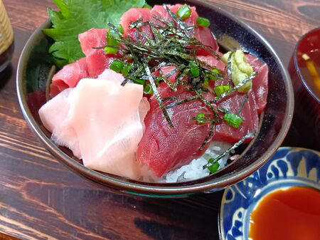 ■活魚センター大昌 (だいしょう)は、一般的な飲食店というより、プロ向けの活魚・高級食材の卸業者ですが、一般の人も購入できます。, ■今回ようやく足を運び、入店～！→日本最大級クラスの水槽設備を備え、魚を活きたまま管理・流通だって！→思ったよりも凄かった！, ■水槽には、私も大好きな天然魚の「ハモ」が！, ■大阪といえば、ふぐ！, ■わ～！沢山の魚！これは、綺麗な赤い魚のキンメ！よく食べていますよ→ほっけ！, ■イセエビ！このイセエビ生きてるよぅ！, ■うなぎもうごめいています！なんだか、気色悪いっ。, ■飲食店や料理人が仕入れに訪れるほどの高品質な食材を扱う、まさに“料理人のための魚のテーマパーク”のような存在！, ■料理人だけでなく、我が家のような一般の家族でも、魚をじっくり観察しながら購入できる、とても楽しい空間です！, ■魚一匹まるごとの状態で販売されていることも多く、珍しい魚を見ることができるのも楽しいポイントです。天然魚もたくさん並んでいて、見ているだけでもワクワクします。, ■ハモを天然魚として買ってみることに！, ■天然魚を買うミッション！１つ目の魚はハモに決定～！, ■店内を見てまわると、半額シールのお品のサーモンやまぐろを発見！, ■天然魚の本マグロです！宮崎産の天然本マグロを買ったよ！天然魚を買うミッション２つ目の魚です、成功～！, ■買って帰りまして、ハモは夕ご飯に食べるので冷蔵庫へ, ■天然の本まぐろだけで、シンプルにまぐろ丼を作ります。１０分で完成です！, ■楽しいし、美味しいし、色んな意味で、ミッション成功後の「天然本まぐろのまぐろ丼」最高です！！！, ■追加です！夕飯に食べた、サッと茹でて食べたハモですが、めちゃ旨～！！！