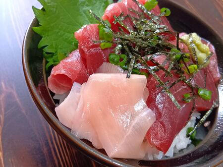 ■活魚センター大昌 (だいしょう)は、一般的な飲食店というより、プロ向けの活魚・高級食材の卸業者ですが、一般の人も購入できます。, ■今回ようやく足を運び、入店～！→日本最大級クラスの水槽設備を備え、魚を活きたまま管理・流通だって！→思ったよりも凄かった！, ■水槽には、私も大好きな天然魚の「ハモ」が！, ■大阪といえば、ふぐ！, ■わ～！沢山の魚！これは、綺麗な赤い魚のキンメ！よく食べていますよ→ほっけ！, ■イセエビ！このイセエビ生きてるよぅ！, ■うなぎもうごめいています！なんだか、気色悪いっ。, ■飲食店や料理人が仕入れに訪れるほどの高品質な食材を扱う、まさに“料理人のための魚のテーマパーク”のような存在！, ■料理人だけでなく、我が家のような一般の家族でも、魚をじっくり観察しながら購入できる、とても楽しい空間です！, ■魚一匹まるごとの状態で販売されていることも多く、珍しい魚を見ることができるのも楽しいポイントです。天然魚もたくさん並んでいて、見ているだけでもワクワクします。, ■ハモを天然魚として買ってみることに！, ■天然魚を買うミッション！１つ目の魚はハモに決定～！, ■店内を見てまわると、半額シールのお品のサーモンやまぐろを発見！, ■天然魚の本マグロです！宮崎産の天然本マグロを買ったよ！天然魚を買うミッション２つ目の魚です、成功～！, ■買って帰りまして、ハモは夕ご飯に食べるので冷蔵庫へ, ■天然の本まぐろだけで、シンプルにまぐろ丼を作ります。１０分で完成です！, ■楽しいし、美味しいし、色んな意味で、ミッション成功後の「天然本まぐろのまぐろ丼」最高です！！！, ■追加です！夕飯に食べた、サッと茹でて食べたハモですが、めちゃ旨～！！！