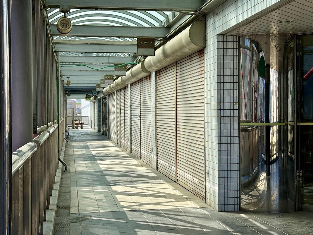 一面シャッターだらけで人けが少ない, ダイエーの撤退が引き金に, 核テナントが不在となって大打撃, 尼崎駅との活気の差, 似たようなモールがほかにも存在する
