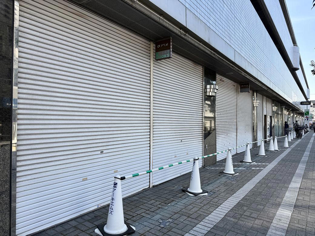 一面シャッターだらけで人けが少ない, ダイエーの撤退が引き金に, 核テナントが不在となって大打撃, 尼崎駅との活気の差, 似たようなモールがほかにも存在する