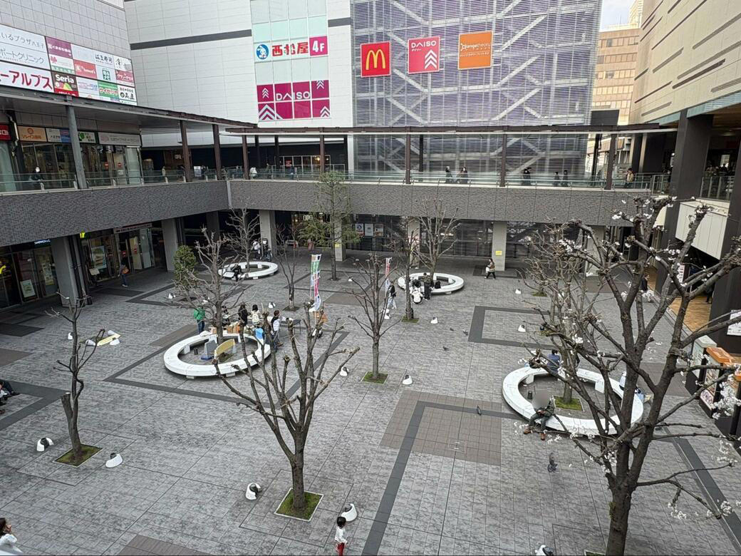 ①賑わっているのに、消費の気配が薄い, ②唯一の例外・セレオ八王子。なぜここだけ人が留まるのか, ③八王子オーパと八王子オクトーレ――用事を消化して帰る場所, ④街全体が「滞在しない構造」になっている, ⑤人が本当に求めているのは「ゆっくりできる場所」, ⑥百貨店が消えたのは衰退ではない