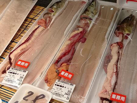 ■魚一匹まるごとの状態で販売されていることも多く、珍しい魚を見ることができるのも楽しいポイントです。天然魚もたくさん並んでいて、見ているだけでもワクワクします。, ■家族で魚を観察して購入できる、とっても楽しい空間なんです！, ■ハモ（鱧）は養殖がとても難しく、ほとんどが天然ものです。, ■2パックで購入すると2500円など、やはり沢山入手するとお安くなるようですね！, ■見てください！切り分けてみた切り身です。食べる前から、美味しいのが分かります。, ■ 食べ方のおすすめ, ■半額だった天然の本まぐろのサクも一緒に購入してまぐろ丼にして頂きました。, ■他にも、フグなども入手できますよ！, ■大阪といえばフグですが、こちらのお店ではフグや白子なども並んでいました。, ■カニなどの海産物もあり、見ているだけでも楽しめるラインナップです。, ■鮮度抜群の天然魚が手に入ります。ぜひ一度、足を運んで実際に見てみてくださいね。