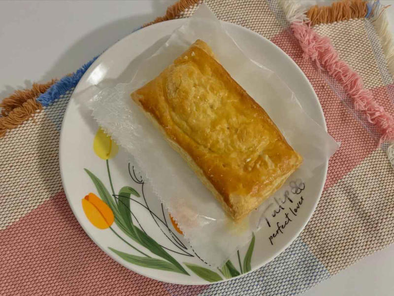 マイルドな辛さの「バターチキンカレーパイ」, 断面に感動！ たっぷり詰まったカレーフィリング, クリーミーなクロックムッシュ風パイ, ホワイトソースが食欲をそそる美しい断面