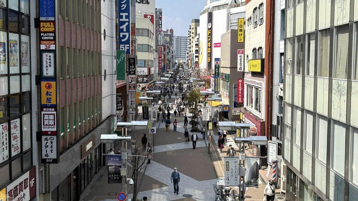 ①賑わっているのに、消費の気配が薄い, ②唯一の例外・セレオ八王子。なぜここだけ人が留まるのか, ③八王子オーパと八王子オクトーレ――用事を消化して帰る場所, ④街全体が「滞在しない構造」になっている, ⑤人が本当に求めているのは「ゆっくりできる場所」, ⑥百貨店が消えたのは衰退ではない