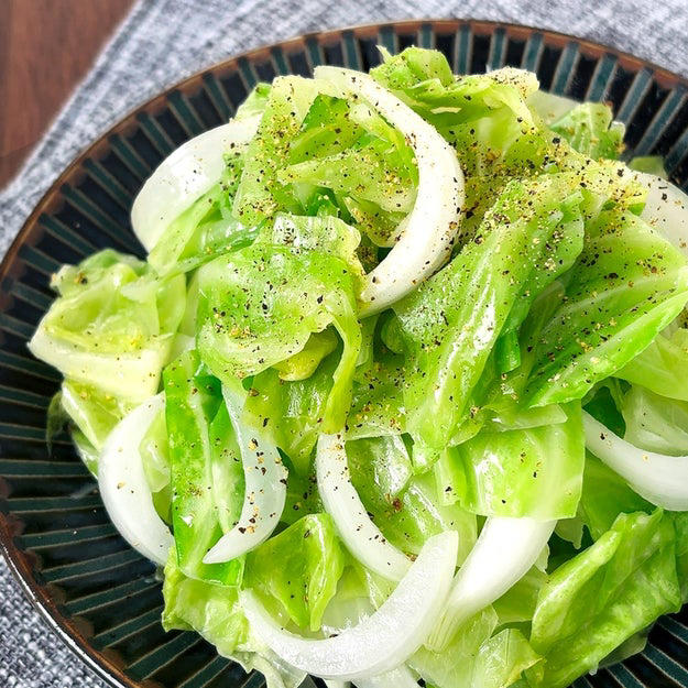 キャベツと新玉ねぎのオイル蒸し, 作り方：① フライパンに【A】を入れて混ぜる。, ② ふたをして4分加熱する。新玉ねぎと塩を加えて全体を混ぜ、再度ふたをして2分加熱したら、完成！, キャベツと新玉ねぎ、こうすると止まらん。
