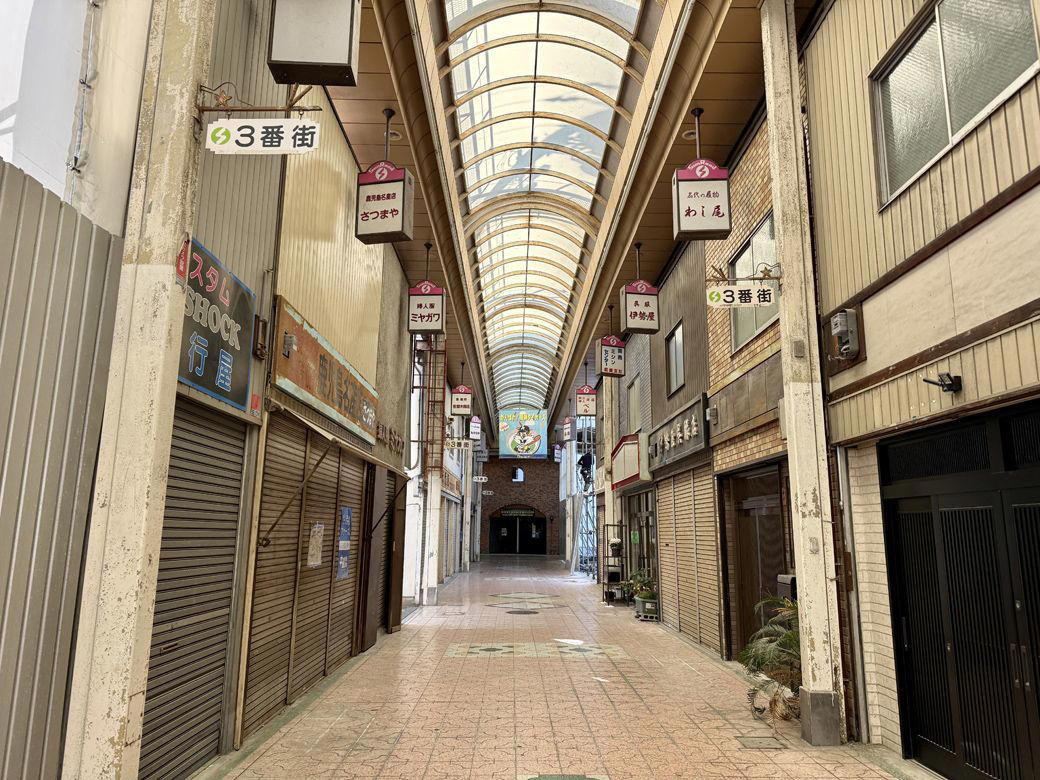 一面シャッターだらけで人けが少ない, ダイエーの撤退が引き金に, 核テナントが不在となって大打撃, 尼崎駅との活気の差, 似たようなモールがほかにも存在する