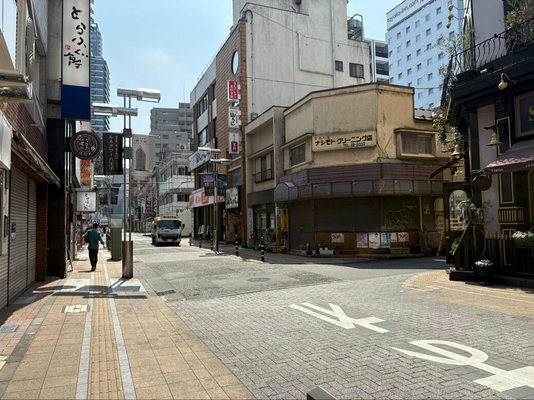 ①賑わっているのに、消費の気配が薄い, ②唯一の例外・セレオ八王子。なぜここだけ人が留まるのか, ③八王子オーパと八王子オクトーレ――用事を消化して帰る場所, ④街全体が「滞在しない構造」になっている, ⑤人が本当に求めているのは「ゆっくりできる場所」, ⑥百貨店が消えたのは衰退ではない