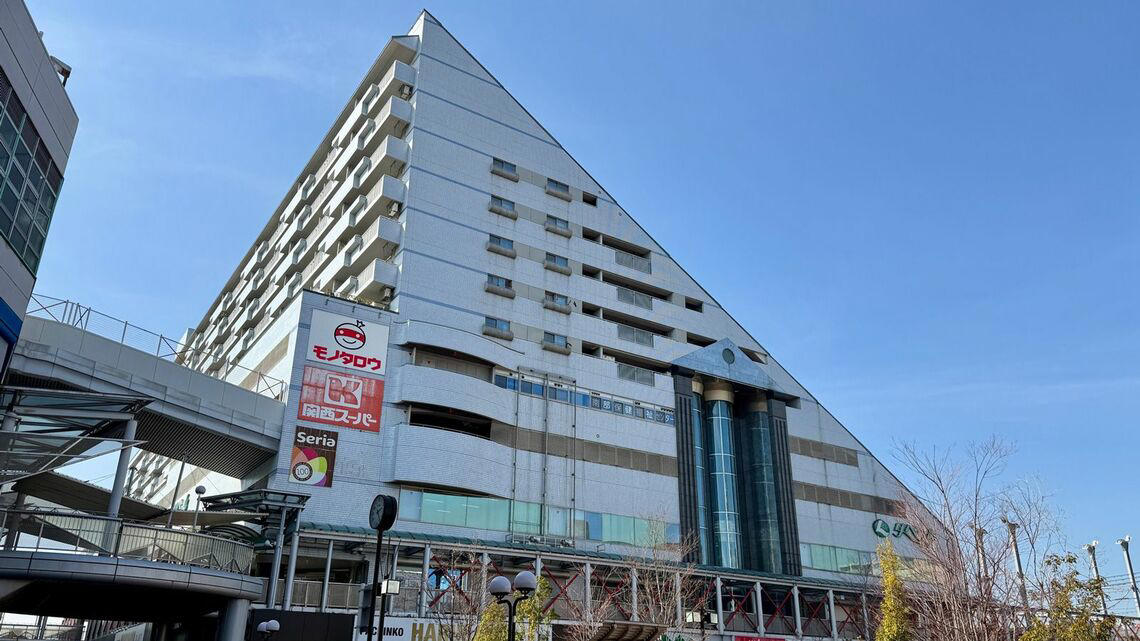 一面シャッターだらけで人けが少ない, ダイエーの撤退が引き金に, 核テナントが不在となって大打撃, 尼崎駅との活気の差, 似たようなモールがほかにも存在する