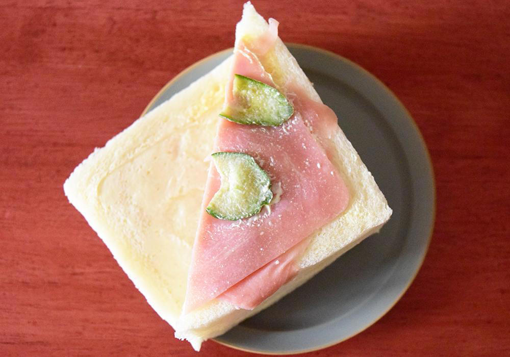 最も重量があるのはセブン-イレブン「ジューシーハム」, ファミリーマート「ジューシーハム」320円（税込）実食レポ, セブン-イレブン「ジューシーハム」356円（税込）実食レポ, ローソン「ハムサンド」343円（税込）実食レポ, ハムの量を重視するならばローソン「ハムサンド」がおすすめ