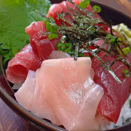 ■魚一匹まるごとの状態で販売されていることも多く、珍しい魚を見ることができるのも楽しいポイントです。天然魚もたくさん並んでいて、見ているだけでもワクワクします。, ■家族で魚を観察して購入できる、とっても楽しい空間なんです！, ■ハモ（鱧）は養殖がとても難しく、ほとんどが天然ものです。, ■2パックで購入すると2500円など、やはり沢山入手するとお安くなるようですね！, ■見てください！切り分けてみた切り身です。食べる前から、美味しいのが分かります。, ■ 食べ方のおすすめ, ■半額だった天然の本まぐろのサクも一緒に購入してまぐろ丼にして頂きました。, ■他にも、フグなども入手できますよ！, ■大阪といえばフグですが、こちらのお店ではフグや白子なども並んでいました。, ■カニなどの海産物もあり、見ているだけでも楽しめるラインナップです。, ■鮮度抜群の天然魚が手に入ります。ぜひ一度、足を運んで実際に見てみてくださいね。