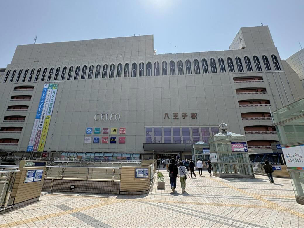 ①賑わっているのに、消費の気配が薄い, ②唯一の例外・セレオ八王子。なぜここだけ人が留まるのか, ③八王子オーパと八王子オクトーレ――用事を消化して帰る場所, ④街全体が「滞在しない構造」になっている, ⑤人が本当に求めているのは「ゆっくりできる場所」, ⑥百貨店が消えたのは衰退ではない